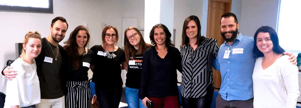 Foto com cinco colaboradores da Jonhson & Johnson, uma voluntária da Phomenta e três funcionários da Laramara. Na imagem, eles estão todos abraçados.