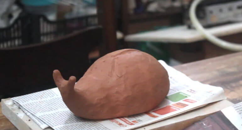 modelagem de argila no formato de um besouro